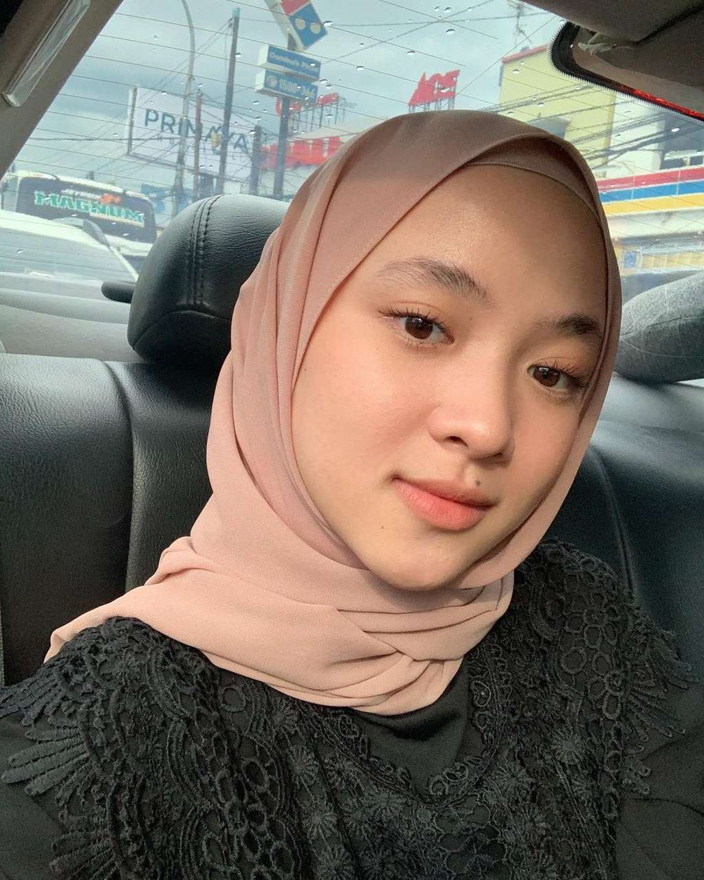 Sempat Jerawatan, Ini 8 Potret Nissa Sabyan dengan Wajah Mulus Tampil Polos