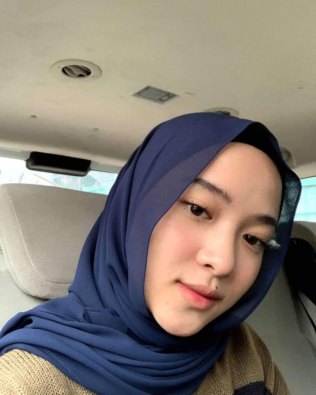 Sempat Jerawatan, Ini 8 Potret Nissa Sabyan dengan Wajah Mulus Tampil Polos