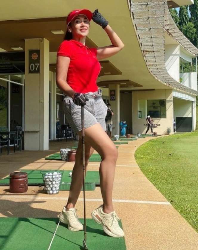 6 Potret Cantik Diah Permatasari 'Tak Pernah Menua', Kaki Jenjang Curi Perhatian