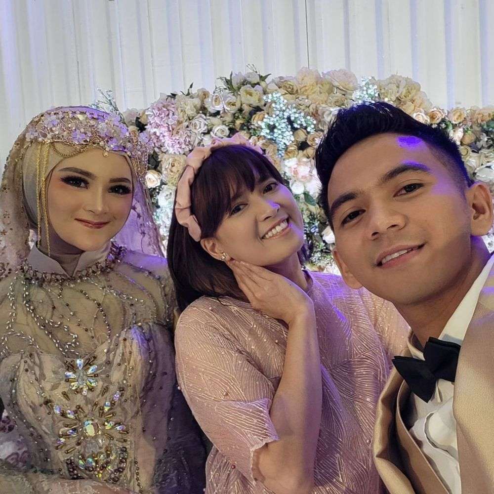 Gaya Fashion Sederet Selebriti di Pernikahan Ridho D'Academy dan Syifa