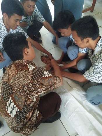 15 Tingkah Kocak Murid Barisan Paling Belakang, Bikin Kangen Masuk Sekolah