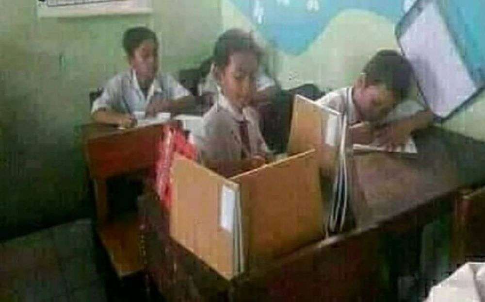 15 Tingkah Kocak Murid Barisan Paling Belakang, Bikin Kangen Masuk Sekolah