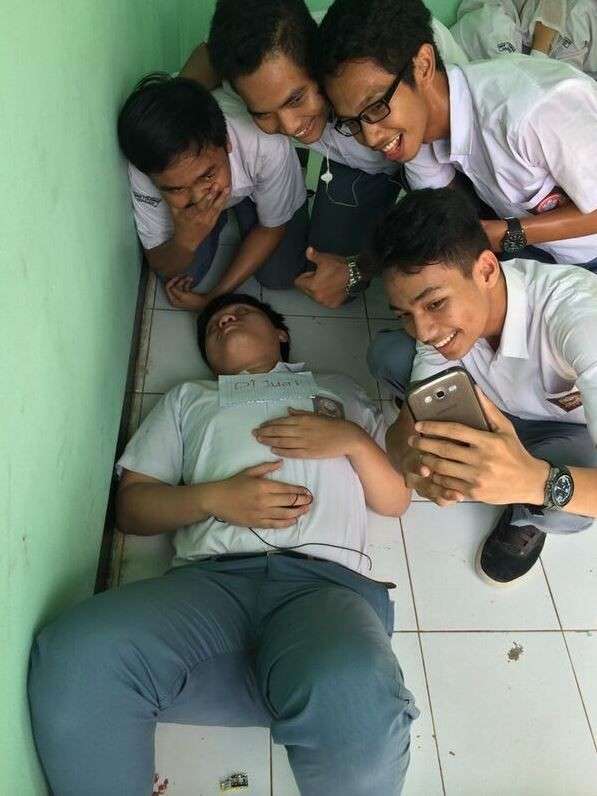 15 Tingkah Kocak Murid Barisan Paling Belakang, Bikin Kangen Masuk Sekolah