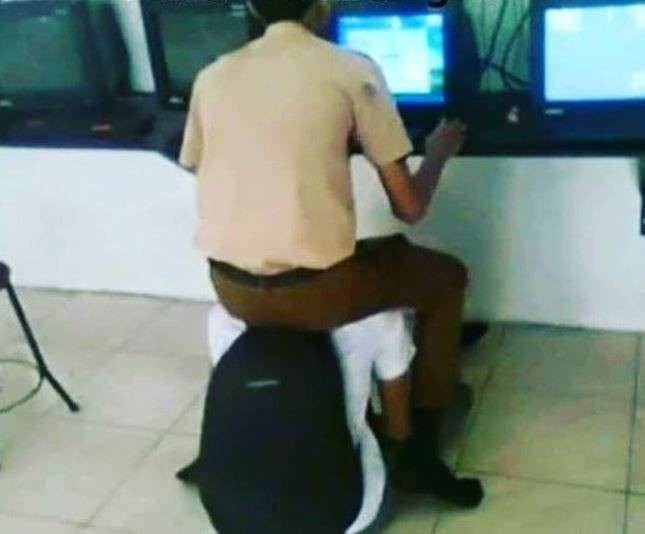 15 Tingkah Kocak Murid Barisan Paling Belakang, Bikin Kangen Masuk Sekolah
