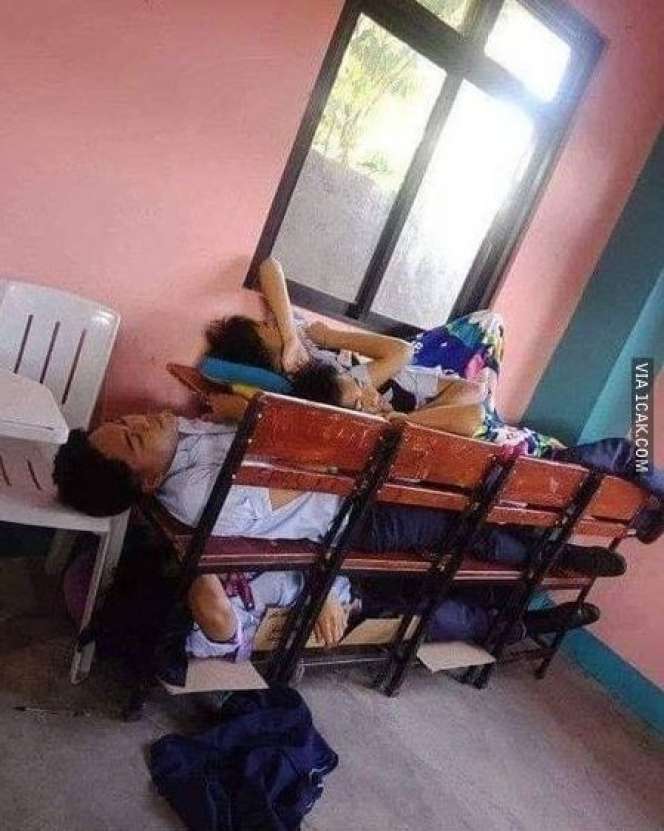 15 Tingkah Kocak Murid Barisan Paling Belakang, Bikin Kangen Masuk Sekolah