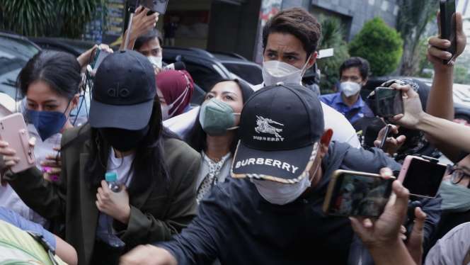 FOTO: Ekspresi Rachel Vennya dan Kekasihnya Salim Nauderer Saat Diperiksa Polisi
