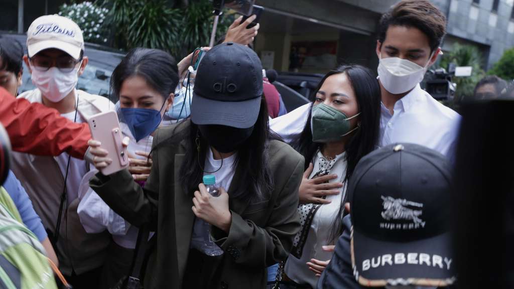 FOTO: Ekspresi Rachel Vennya dan Kekasihnya Salim Nauderer Saat Diperiksa Polisi