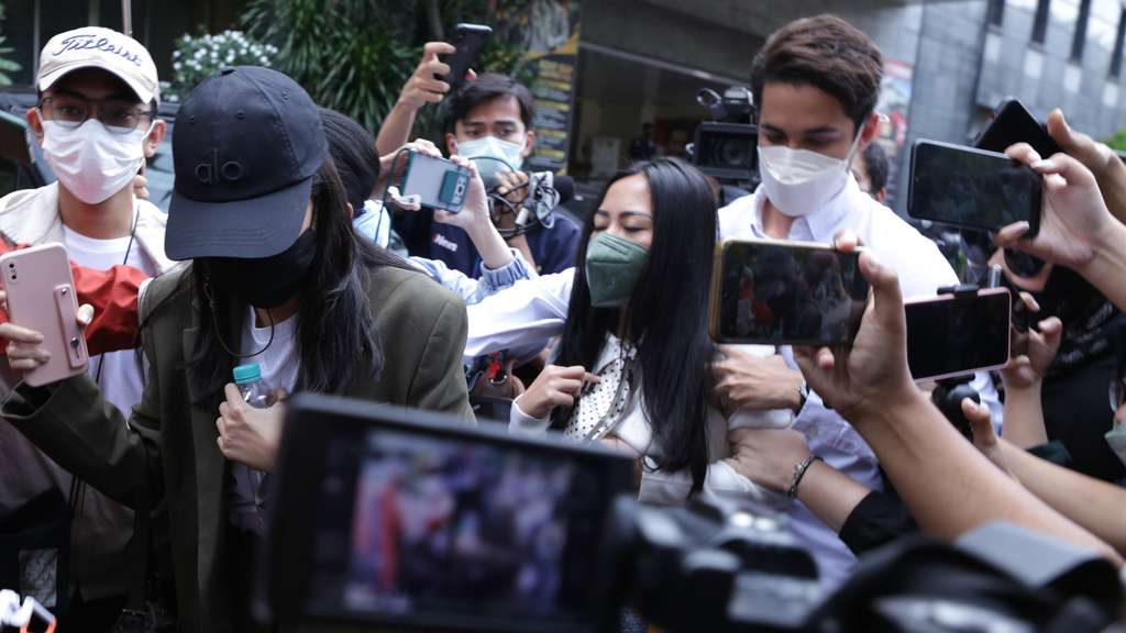 FOTO: Ekspresi Rachel Vennya dan Kekasihnya Salim Nauderer Saat Diperiksa Polisi