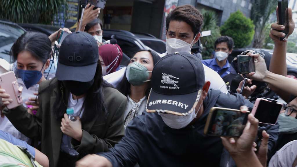 FOTO: Ekspresi Rachel Vennya dan Kekasihnya Salim Nauderer Saat Diperiksa Polisi