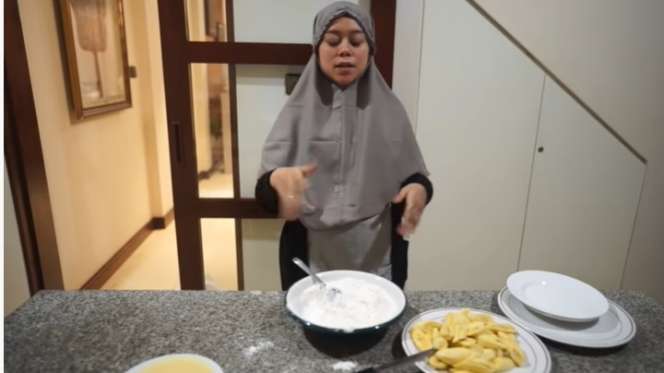 Momen Mesra Lesti dan Rizky Billar Saat Masak Pisang Goreng Bareng