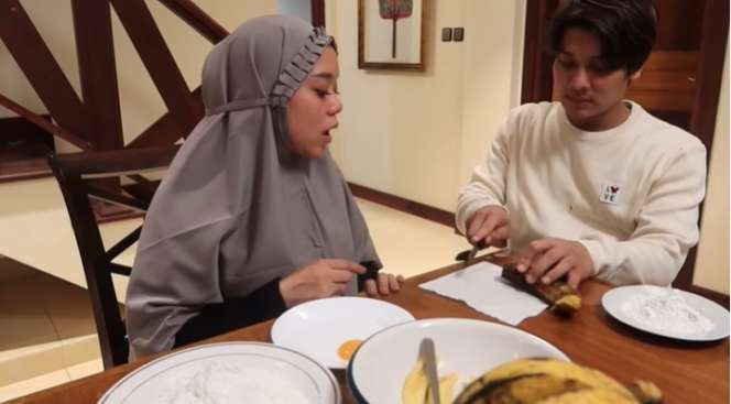 Momen Mesra Lesti dan Rizky Billar Saat Masak Pisang Goreng Bareng