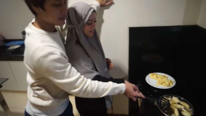 Momen Mesra Lesti dan Rizky Billar Saat Masak Pisang Goreng Bareng
