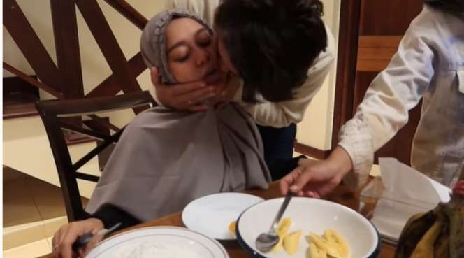 Momen Mesra Lesti dan Rizky Billar Saat Masak Pisang Goreng Bareng