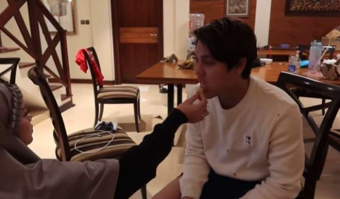 Momen Mesra Lesti dan Rizky Billar Saat Masak Pisang Goreng Bareng