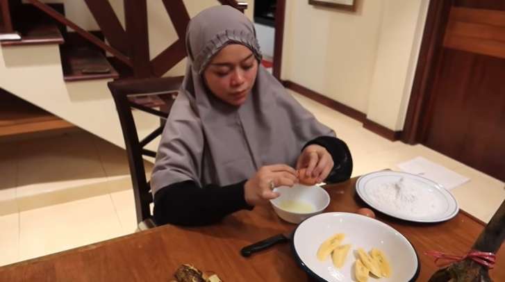 Momen Mesra Lesti dan Rizky Billar Saat Masak Pisang Goreng Bareng
