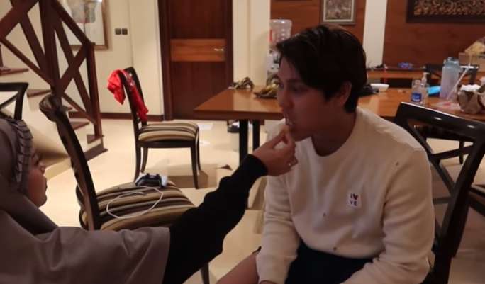 Momen Mesra Lesti dan Rizky Billar Saat Masak Pisang Goreng Bareng