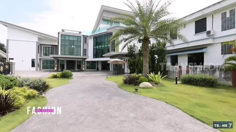 9 Foto Rumah Mewah Janda Kaya yang Pacari Berondong Mantan ART-nya