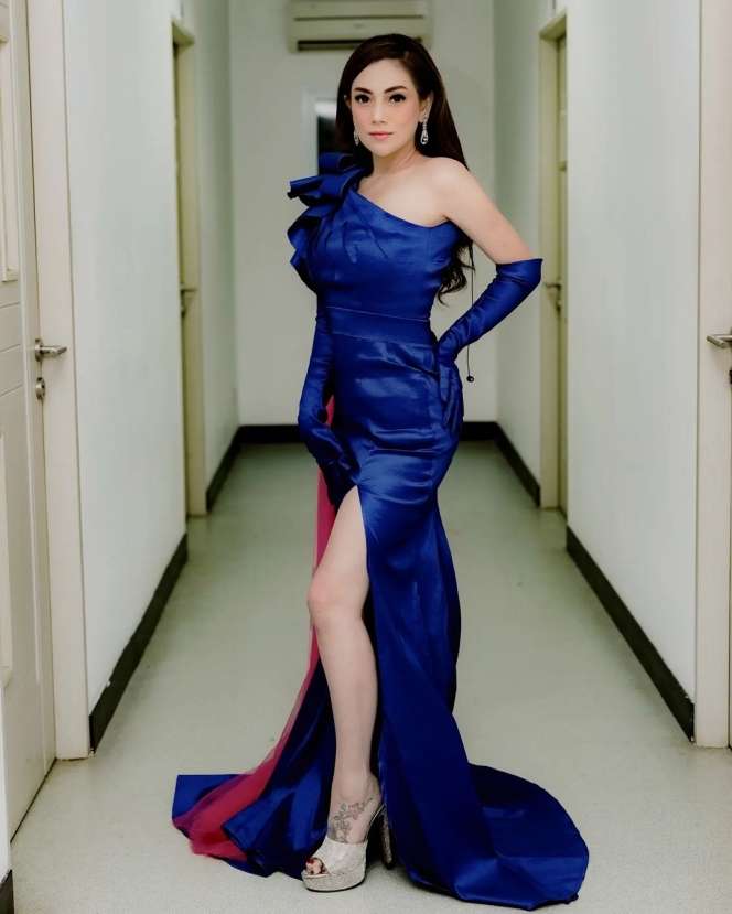 9 Gaya Berani Celine Evangelista usai Bercerai, Makin Bodygoals Abis!
