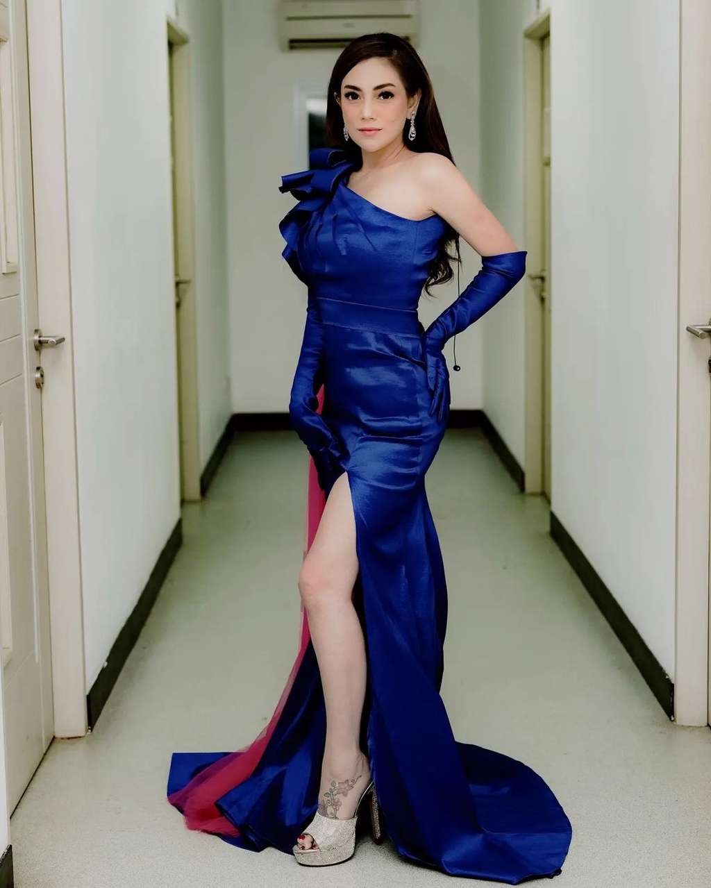 9 Gaya Berani Celine Evangelista usai Bercerai, Makin Bodygoals Abis!