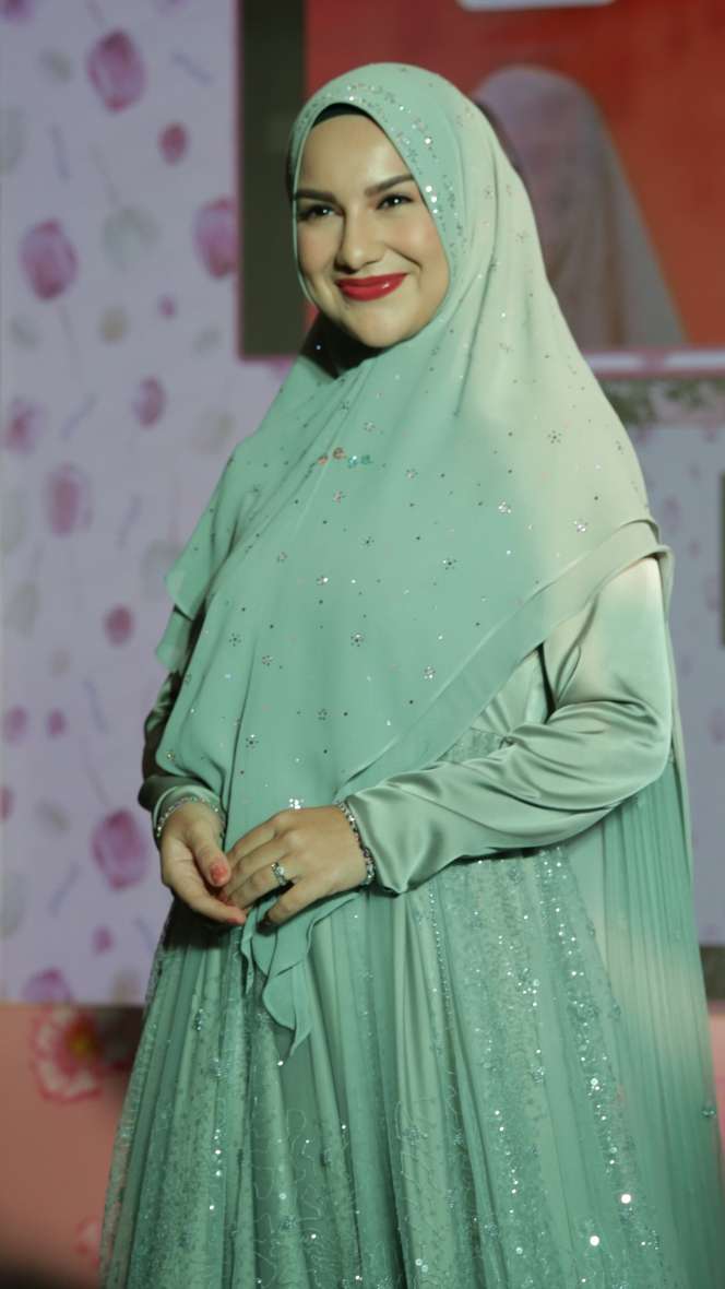 Potret Anggun Irish Bella dengan Gaun Syar'i Bertabur Kristal