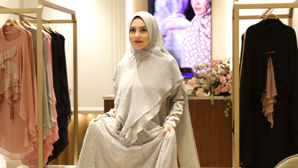 Potret Anggun Irish Bella dengan Gaun Syar'i Bertabur Kristal