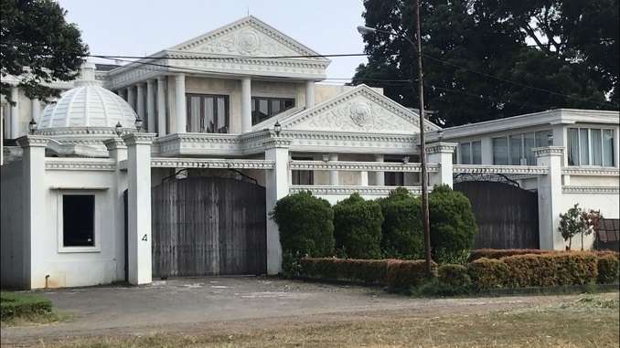 10 Potret Rumah Artis yang Terkenal Angker, Terakhir Horor Banget!