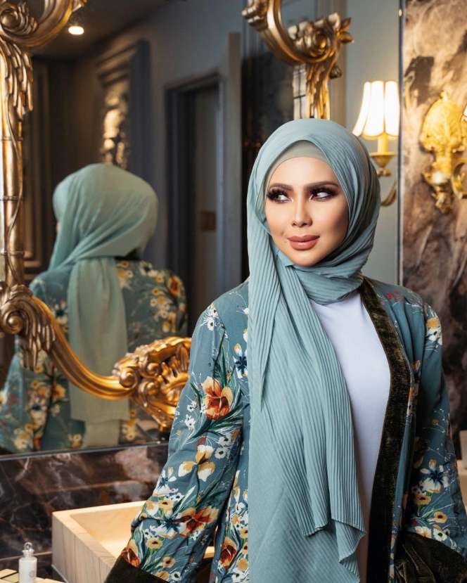7 Potret Nenek Cantik 50 Tahun yang Viral Nikahi Berondong, Bodynya Bikin Meleleh!