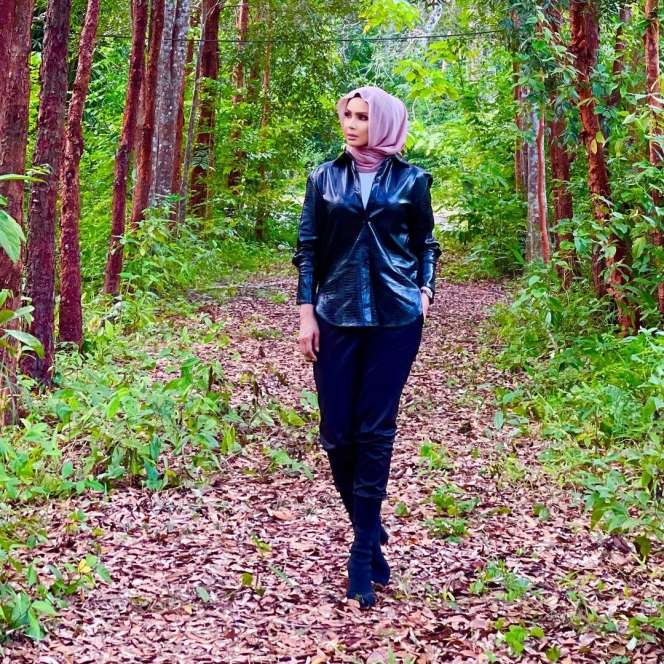 7 Potret Nenek Cantik 50 Tahun yang Viral Nikahi Berondong, Bodynya Bikin Meleleh!