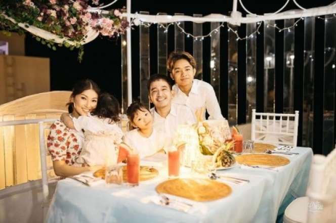 Momen Romantis Ruben Onsu dan Sarwendah di Labuan Bajo, Salfok Betrand Peto Ikut 'Nyempil'