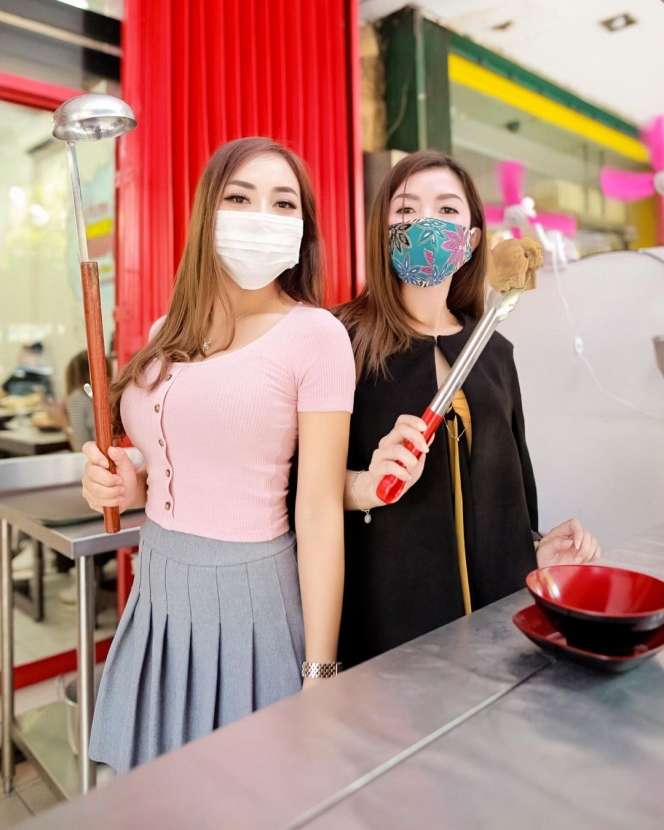 8 Potret Madam Dewin, Tukang Bakso Seksi yang Suaminya Direbut Pelakor