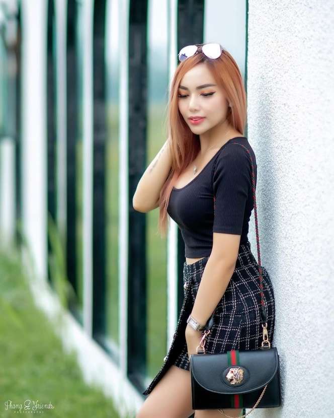 8 Potret Madam Dewin, Tukang Bakso Seksi yang Suaminya Direbut Pelakor