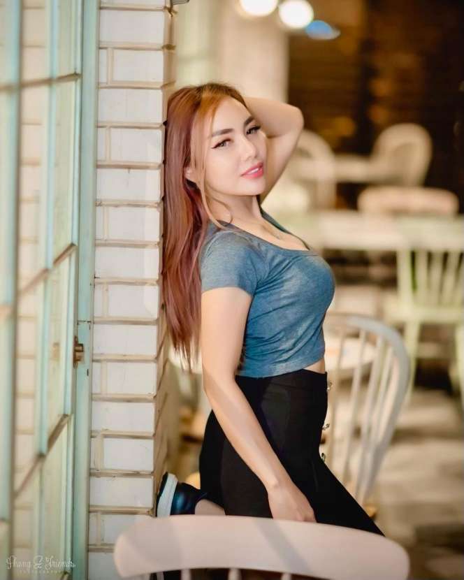 8 Potret Madam Dewin, Tukang Bakso Seksi yang Suaminya Direbut Pelakor