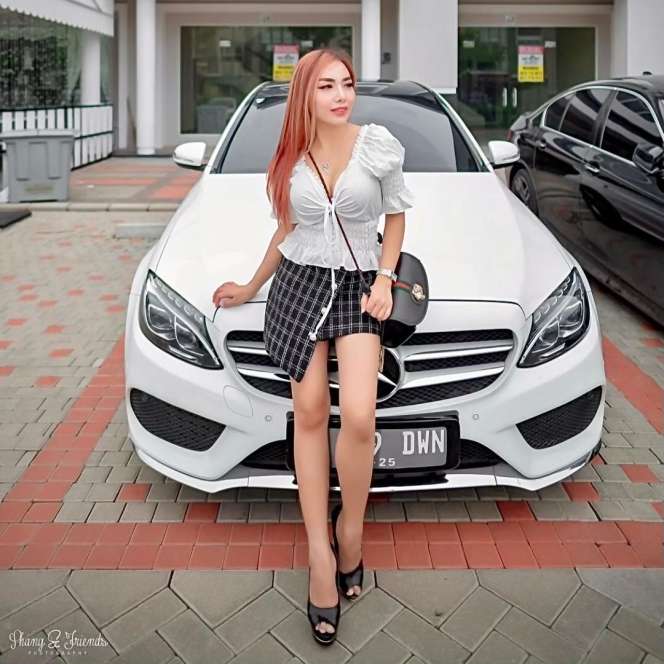 8 Potret Madam Dewin, Tukang Bakso Seksi yang Suaminya Direbut Pelakor