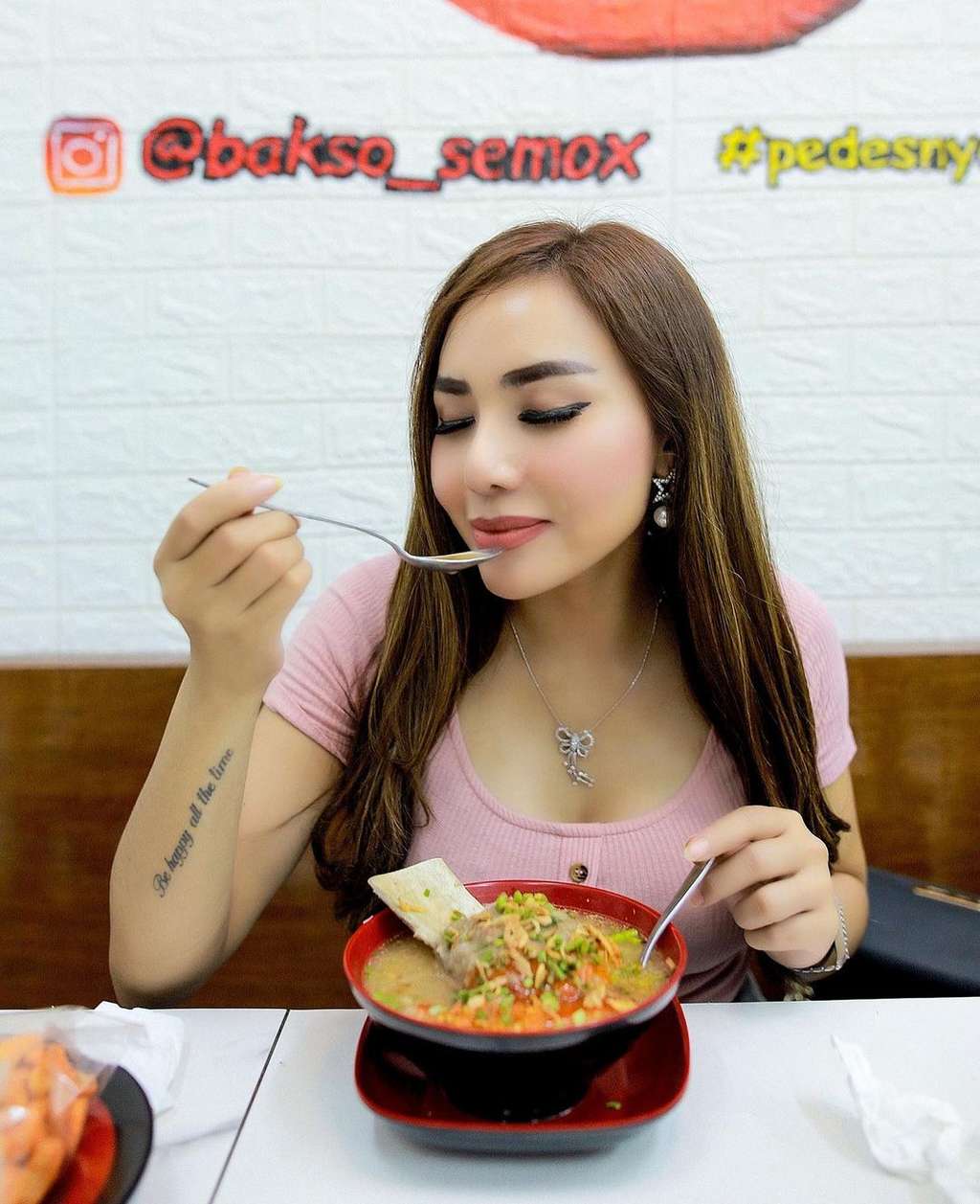 8 Potret Madam Dewin, Tukang Bakso Seksi yang Suaminya Direbut Pelakor