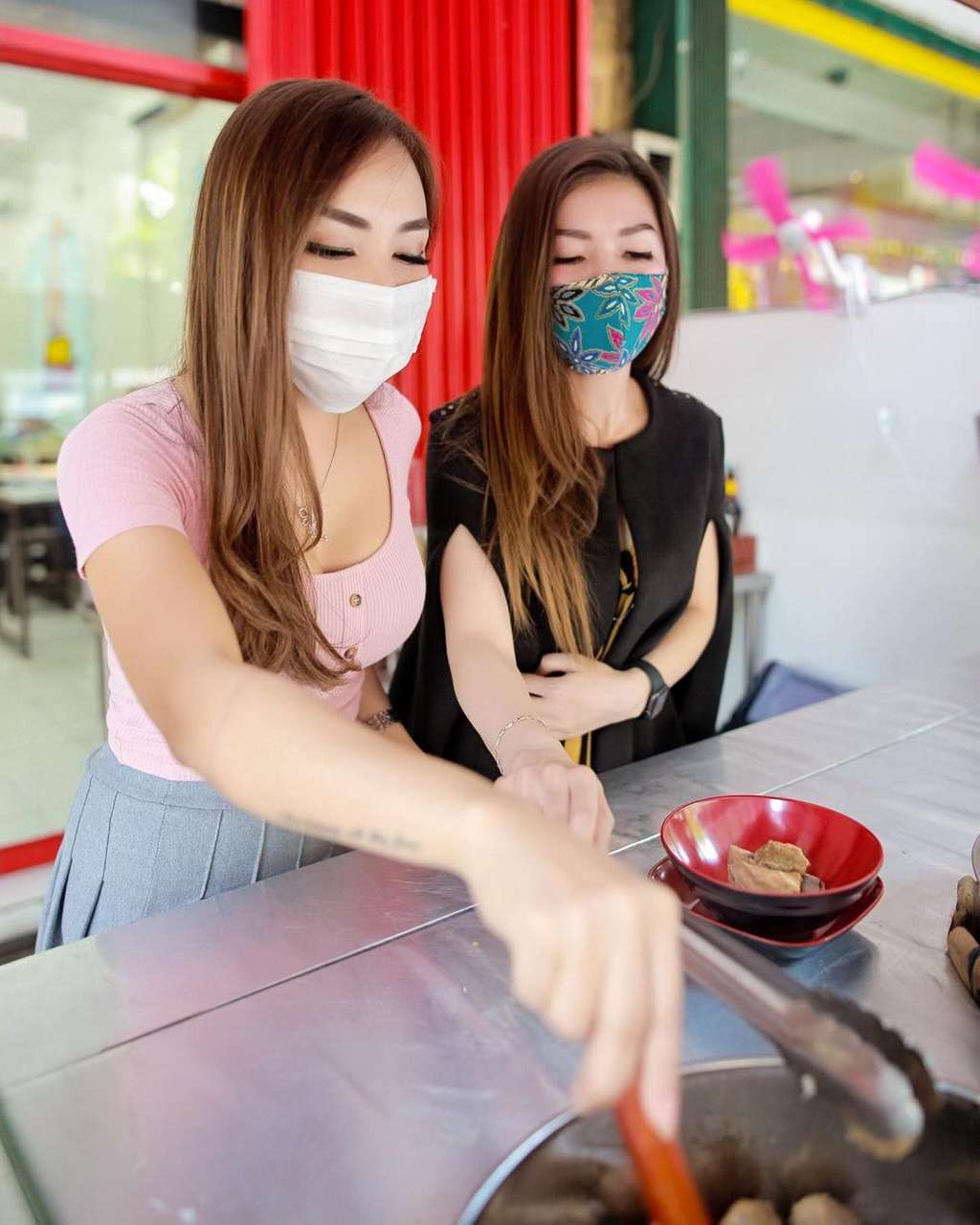 8 Potret Madam Dewin, Tukang Bakso Seksi yang Suaminya Direbut Pelakor