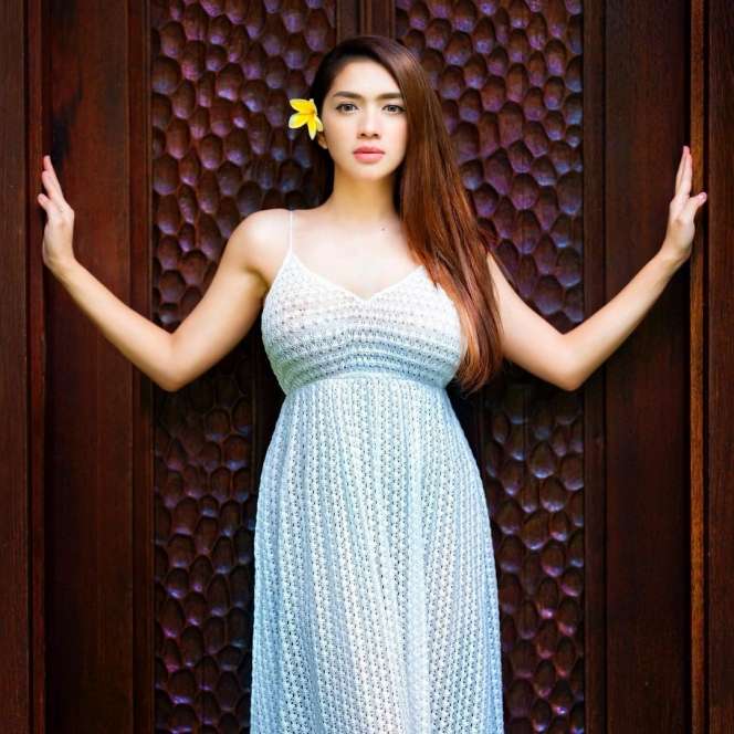 Bikin Salfok! 5 Potret Angel Karamoy dalam Balutan Busana Putih