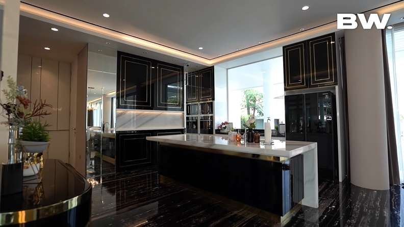 15 Potret Mewahnya Rumah Shandy Purnamasari Crazy Rich Malang, Toiletnya Bikin Melongo!