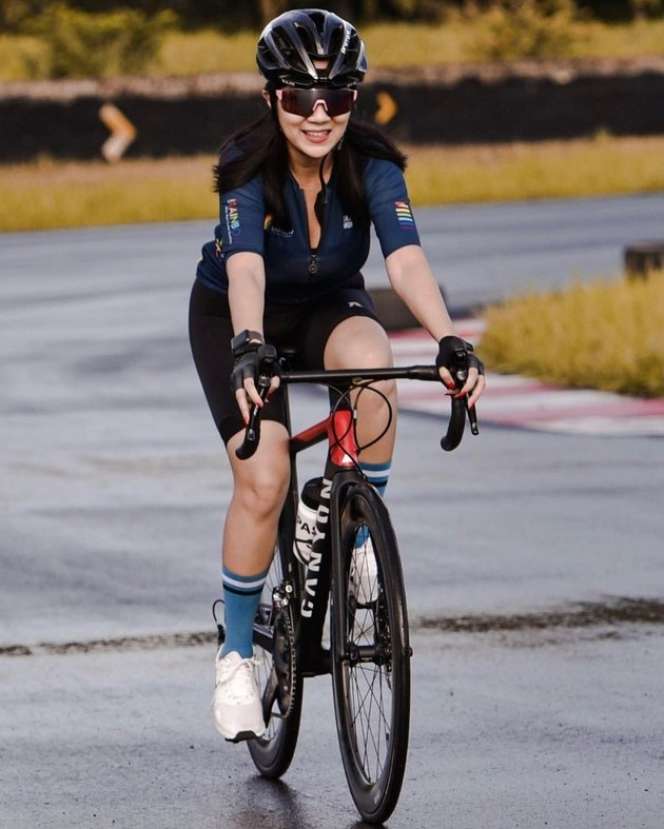 7 Potret Tante Erni 'Pemersatu Bangsa' Saat Gowes, Body Goalsnya Bikin Salfok!