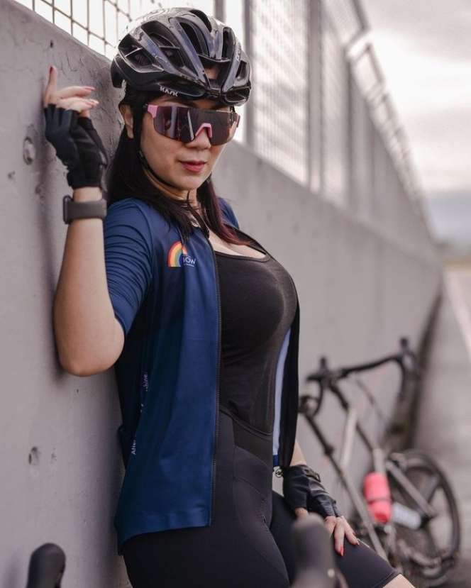 7 Potret Tante Erni 'Pemersatu Bangsa' Saat Gowes, Body Goalsnya Bikin Salfok!