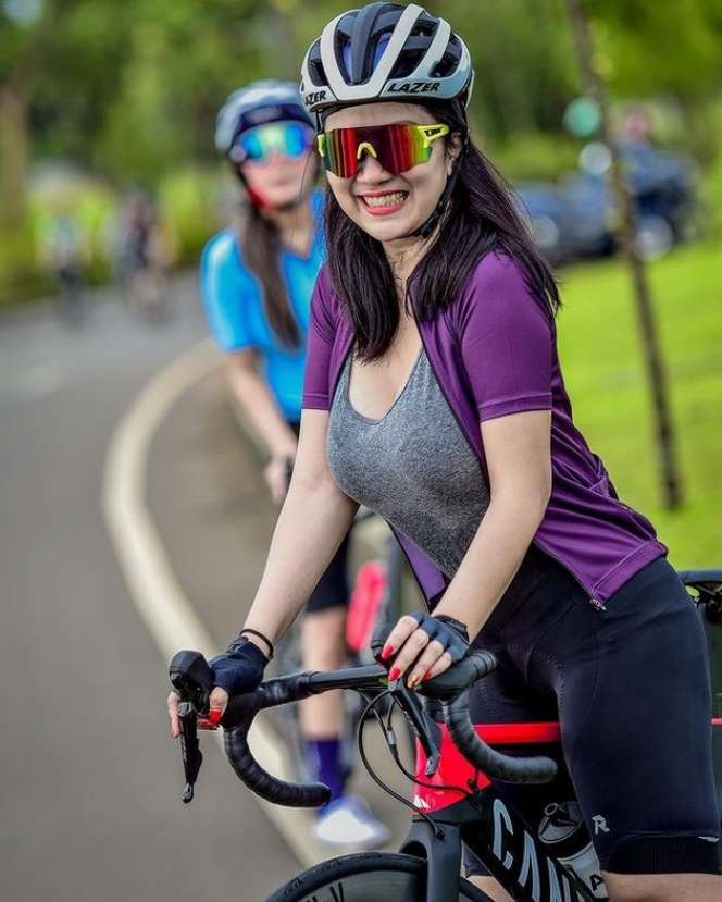 7 Potret Tante Erni 'Pemersatu Bangsa' Saat Gowes, Body Goalsnya Bikin Salfok!