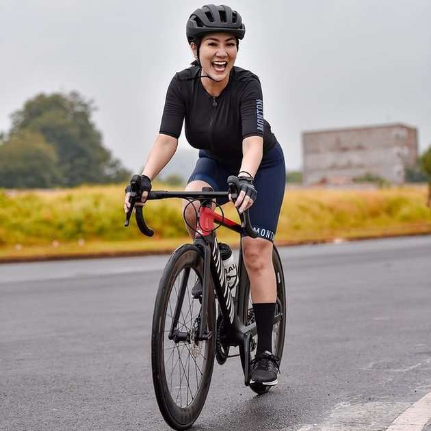 7 Potret Tante Erni 'Pemersatu Bangsa' Saat Gowes, Body Goalsnya Bikin Salfok!