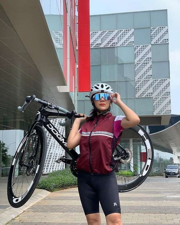 7 Potret Tante Erni 'Pemersatu Bangsa' Saat Gowes, Body Goalsnya Bikin Salfok!