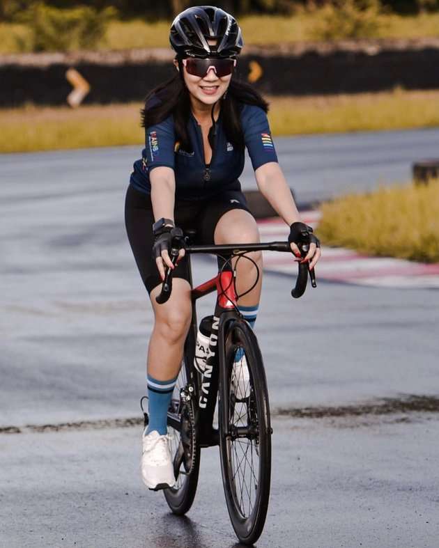 7 Potret Tante Erni 'Pemersatu Bangsa' Saat Gowes, Body Goalsnya Bikin Salfok!