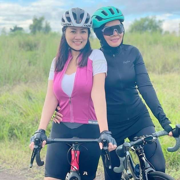 7 Potret Tante Erni 'Pemersatu Bangsa' Saat Gowes, Body Goalsnya Bikin Salfok!