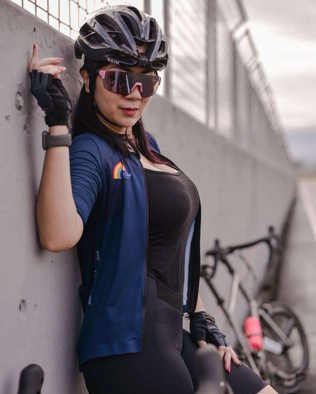 7 Potret Tante Erni 'Pemersatu Bangsa' Saat Gowes, Body Goalsnya Bikin Salfok!