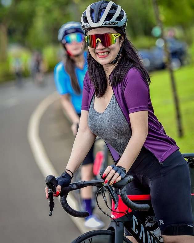 7 Potret Tante Erni 'Pemersatu Bangsa' Saat Gowes, Body Goalsnya Bikin Salfok!