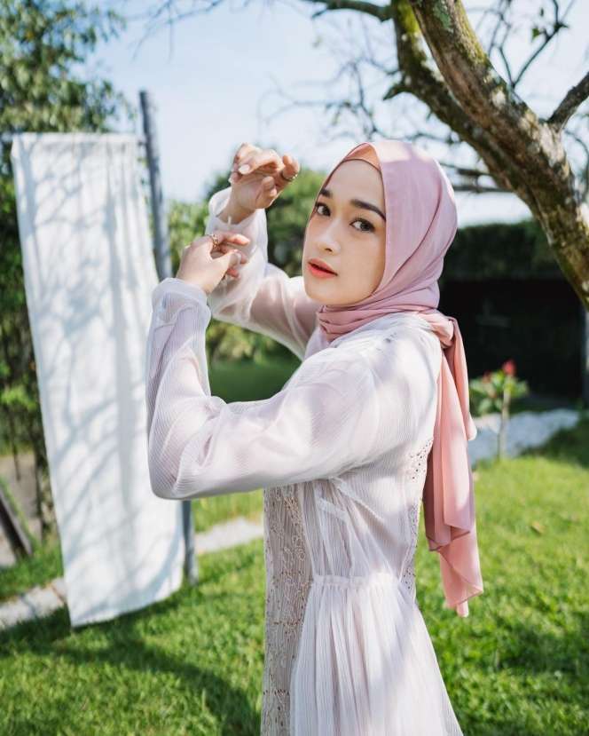 8 Potret Cantiknya Ririe Fairus Sekarang, Jadi Glow Up dan Gaul Abis!