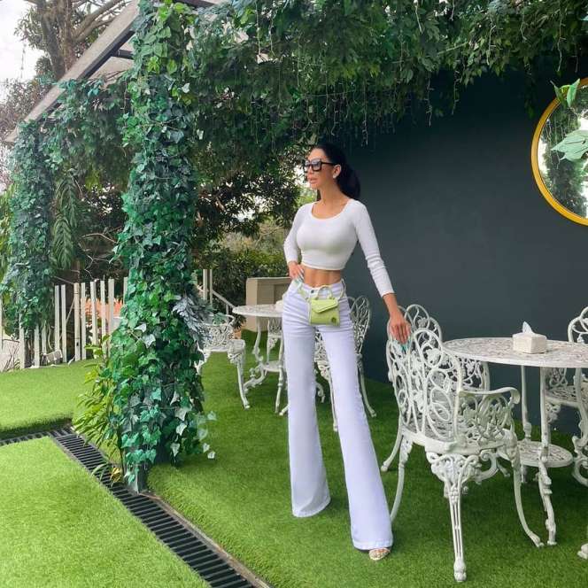 8 Potret Junita Liesar Sahabat Sosialita Syahrini, Body Bak Barbie di Usia 51 Tahun