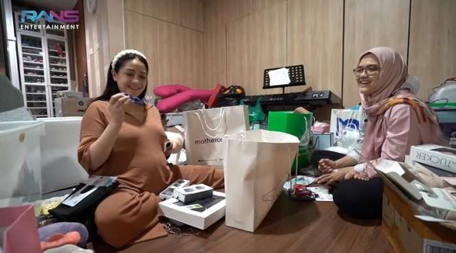 Jelang Lahiran, Nagita Slavina Sibuk Siapkan Perlengkapan Bayi, Harga Strollernya Bikin Syok!