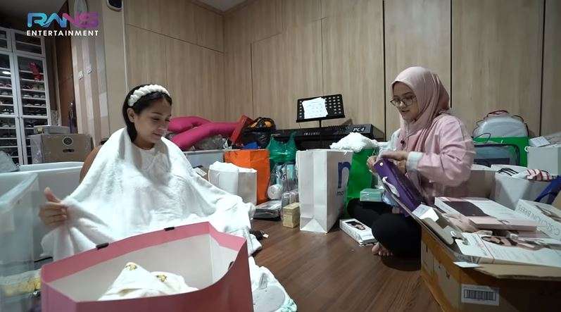 Jelang Lahiran, Nagita Slavina Sibuk Siapkan Perlengkapan Bayi, Harga Strollernya Bikin Syok!